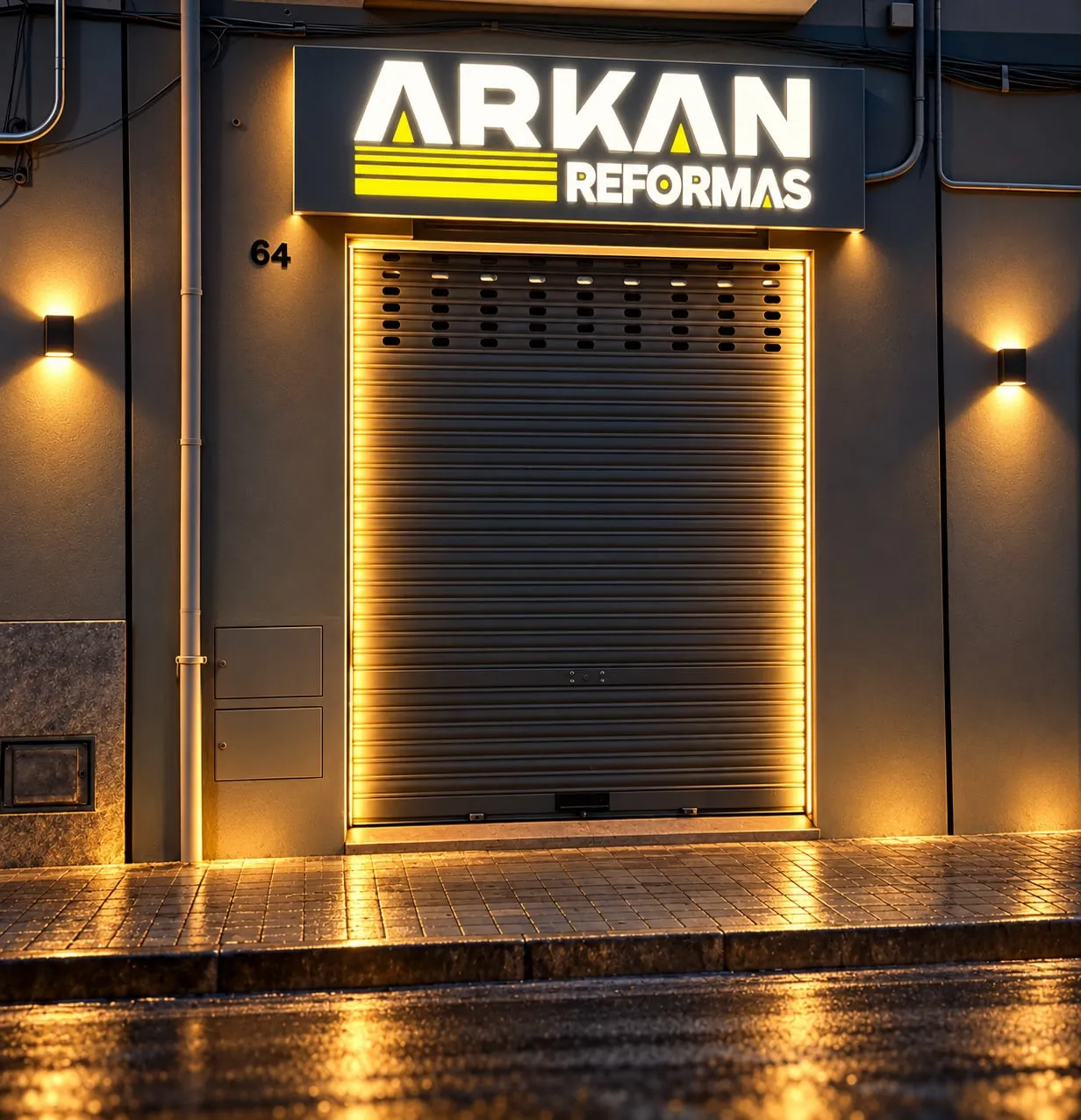 Fachada de Arkan Reformas en la calle Llibertat, 64, de Banyoles: el rótulo iluminado sobre la persiana del local